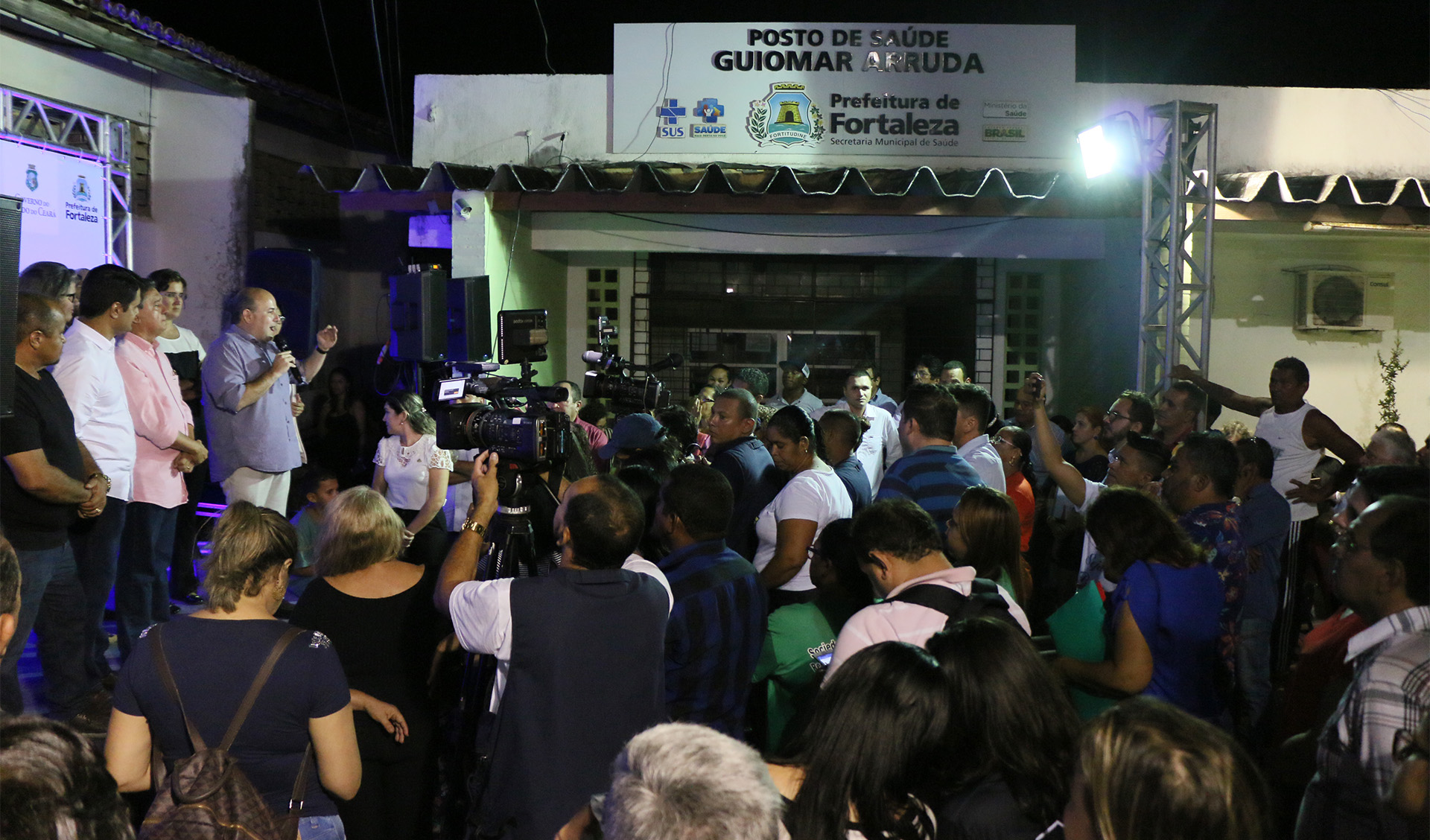 várias pessoas num palco